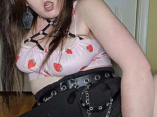 Wow, that foxtail buttplug makes her orgasm so hard in anal!