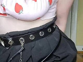 Wow, that foxtail buttplug makes her orgasm so hard in anal!