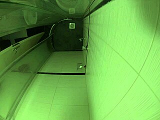 Tizio gode doccia rilassante