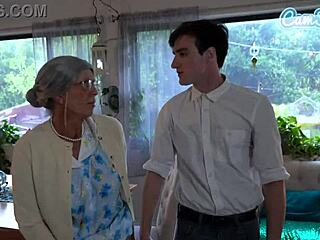 جدة هايجة تنفجر بالرش بعد مساعدة غرباء في هزة عامة