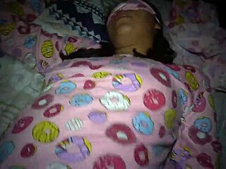 Ojczym rżnie mnie mocno w sypialni, uwielbiam jego spermę w środku