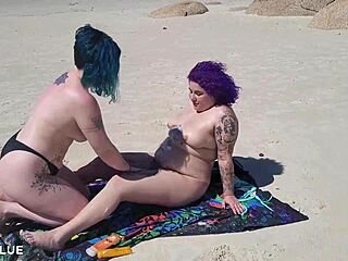 Ne morem verjeti, kako vroče se ti dve lezbijki poljubljata goli na plaži