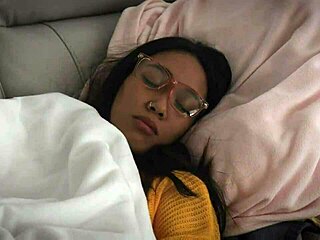 Μπαμπάς και μαμά τρελαίνονται να αγγίζουν την θετή κόρη Aria Skye, η Misha Mynx μπαίνει στο απαγορευμένο παιχνίδι!