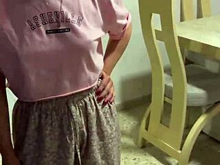 Молодые 18-летние эмоционально переживают первый опыт глубокого горла в домашнем видео!