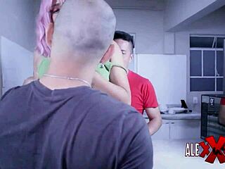 Jugamos botella y terminamos haciendo orgia.