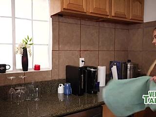 Μικροσκοπική ξανθιά θετή κόρη 18+ γαμάει τον ανύποπτο θετό πατέρα στα Ευχαριστώ