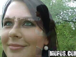 Offentlige opsnaps med Mia der giver taxitjeneste til Mofos