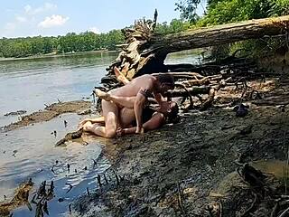 เมียอวบเย็ดแรงในโคลนตอนเดินป่า - Becky Tailorxxx