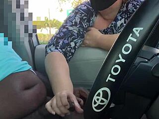 Stor røv MILF fanger sort fyr der onanerer offentligt og hjælper ham til at komme!