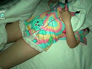 แอบเข้าไปเย็ดครีมพี่สาวต่างมารดาในขณะที่เธอพักผ่อน... ว้าว! 😈