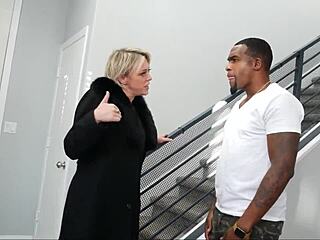 Utro stud Rome Major knuller hete naboen Dee Williams uten kondom.