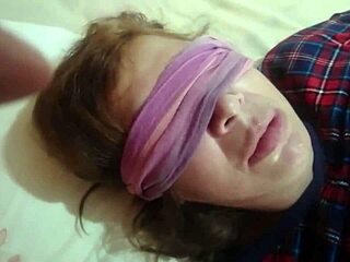 Moj najboljši prijatelj trdo zabode svoj ogromni kurac v mojo ženo, medtem ko ona sesa za umazani cumshot.