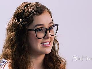 Η Leana Lovings ανοίγει τα πόδια της για καυτή ιστορία