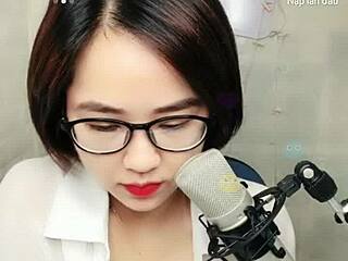 Damn, sexy Korean girl with short hair on livestream!