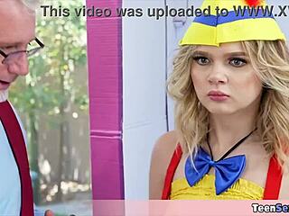 Pops hat blonde Sexbotin in Vegas-Restaurant-Uniform abgeschleppt, jetzt rammt er ihre enge 18+ Robo-Fotze wie verrückt