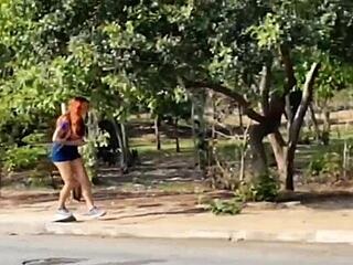 gostosa passed by my house, i called her to fuk in the backyard