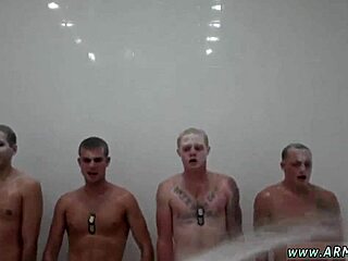 Soldater bliver bare, haze i brusen og knuller - så kåt!