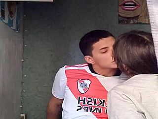 Kolla grabben, fotbollsspelare runkas och svaljs av het latina!