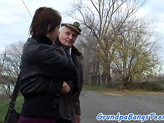 С големи цици европейка чука дядо