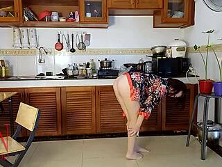 Dona de casa de meia-calça goza melíflua na cozinha