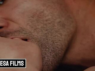 блондинка Дейзи Стоун кайфует в жаркую ночь с татуированной подругой на Bellesa