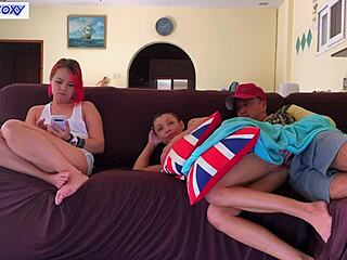 Hé, kijk hoe ik haar creampie naast mijn vriendin op TV!