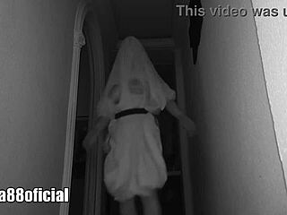 Múr pri halloween párty s rolovkou a chytenými momentmi