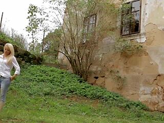 Sultry Milf Jana Cova Poses Elegantly