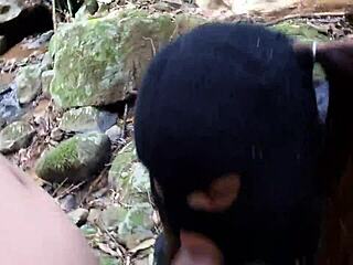 폭포 야외에서 검은 피부 탱탱녀랑 격렬 섹스 모험