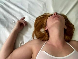 Tøyer med undertøy gnir kuken på trusa før jeg skyver inn