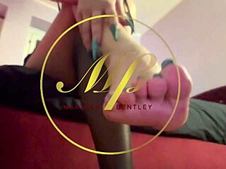 Jag vill du putsar mina klackar med tungan, känn dominans och förnedring