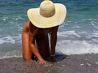 Nippleringlover visar extrema bröstvårtepiercingar naken på stranden. Så jävla vilt! 😱