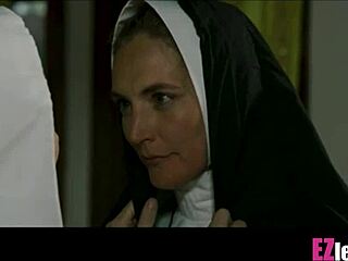 ブロンドの純粋な尼さんが年上に口で許しを乞う😇