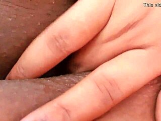 Intense masturbation on sweet meladinha pussy.