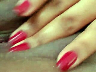 Intense masturbation on sweet meladinha pussy.