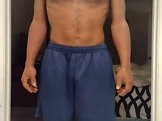 Socrul conduce workout desculț cu brunetă matură