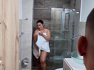 أخ الزوج يتجسس على سافانا واتسون في الدش للشرج