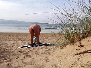 Kuvasin kurvikkaan milfin vaatteiden vaihdon ja jumppaa rannalla!