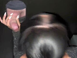 Novinha neukt met 2 in de swing en daarna op straat met corno