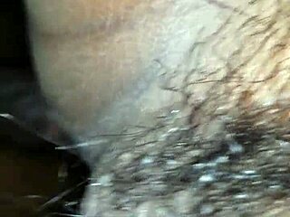 فتحة لاتينية ضيقة تتدمر بزب أسود كبير بدون واقي 😩