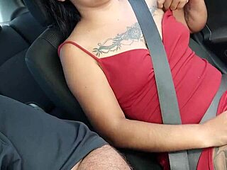 Exhibiendome En La Carretera Muestro Las Tetas En Público