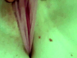 Blondýna bere dildo do krku a hračky jí promočí oholenou píču