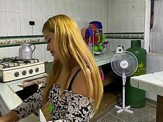 Mientras mi hermanastra lava la loza la morboseo y me termina dando su coño