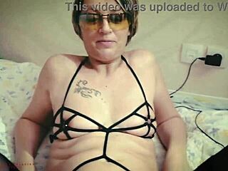 Som taký divoký s prvým amatérskym pornom blondínky Kariny, čúra sa do chlpatého piči a strekne dovnútra - totálne domáce časť dva