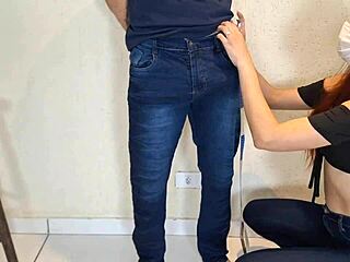 Costureira safada eyes client's pau in blowbang 😈