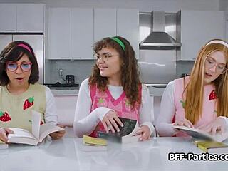 גיקיות מתות על יותר מספרים במסיבת סקס