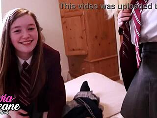 Caralho, duas estudantes britânicas 18+ chupam pau e trocam porra!