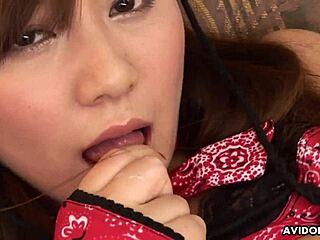 Japonská med Momo Nakamura používá sex hračky necenzurovaně v close-up akci 😍