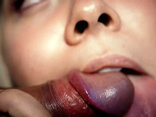 Ung collegedame klemmer kuken hardt for deepthroat på webcam