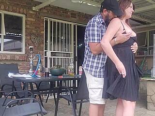 La esposa del vecino recibe acción furtiva al aire libre bajo la falda mientras el marido no está